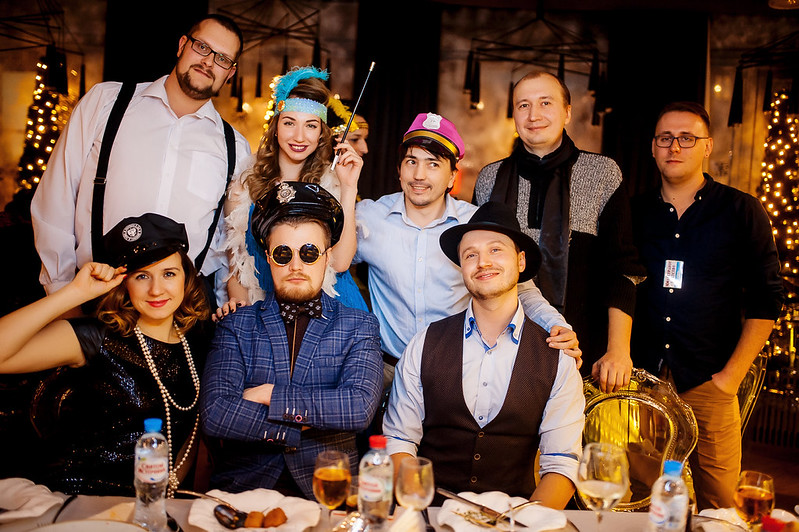 Команда компании празднует Новый год в ресторане Твери