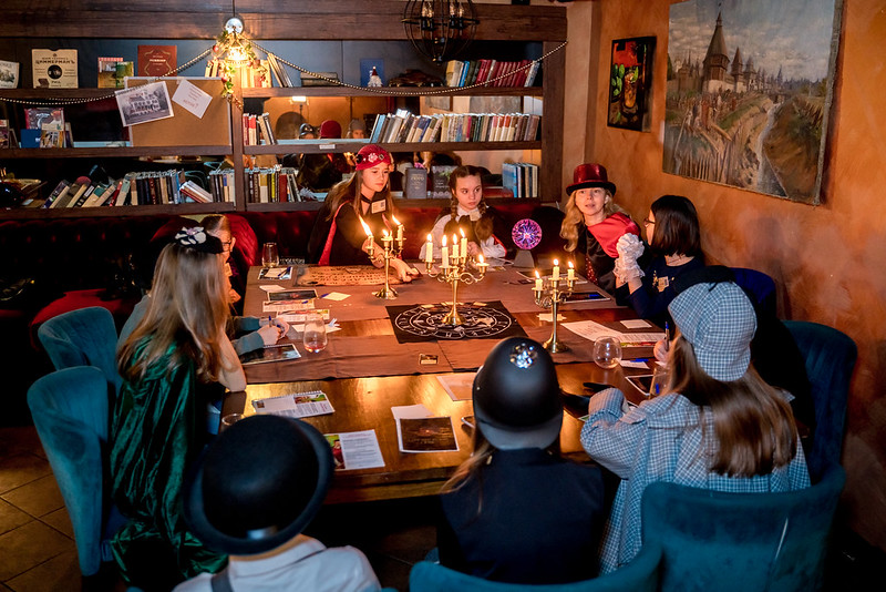 Дети разгадывают загадки в семейном квесте Хэллоуина в Tver