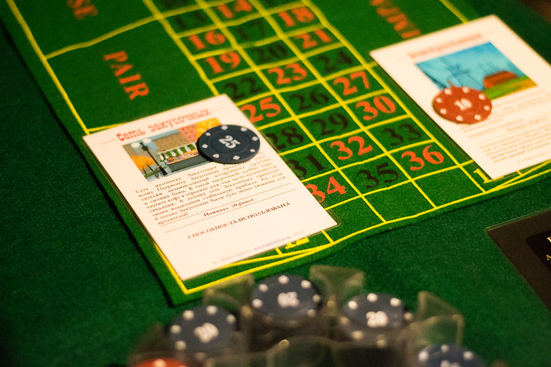 Ведущий развлекает гостей на корпоративе в Tver